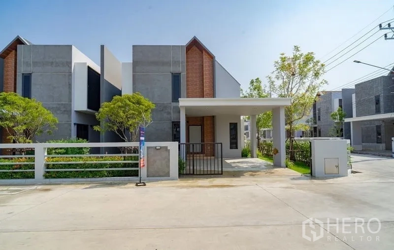 บ้าน ขายในLam Luk Ka, Pathum Thani - มุมมองด้านหน้าพร้อมโรงจอดรถและประตูรั้ว