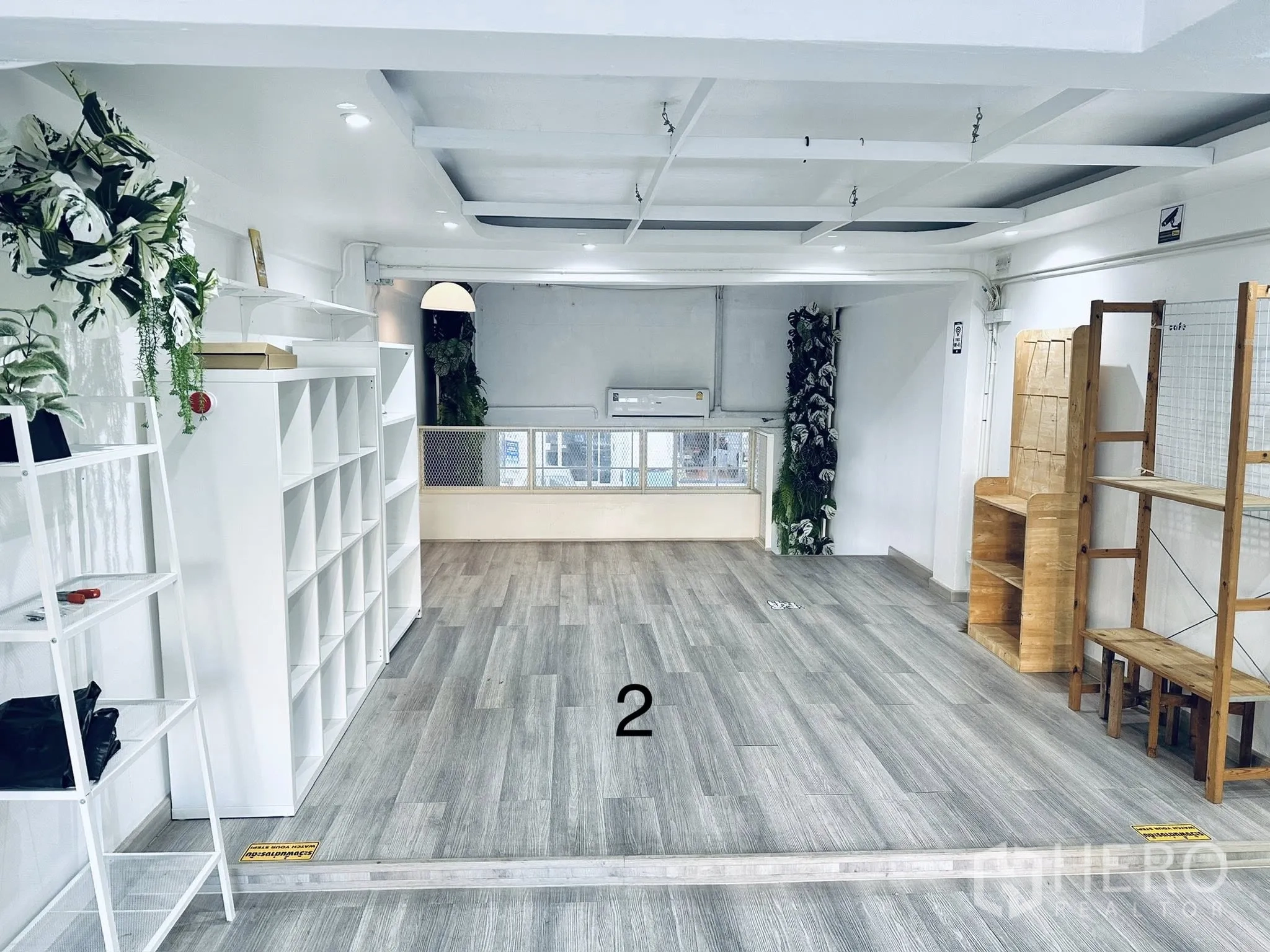 店屋 for rent in Watthana, Bangkok - 同层另一角度，可见多组置物架、木制装置与绿植。