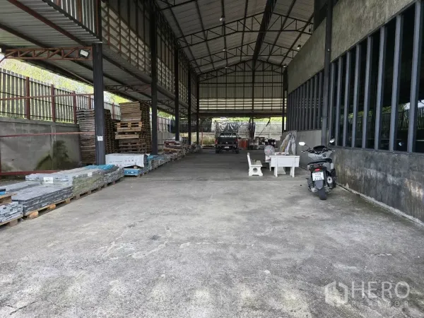Warehouse for sale in Lat Lum Kaeo, Pathum Thani - Open-plan warehouse floor with tall metal roof, ventilation windows and spacious storage area.
