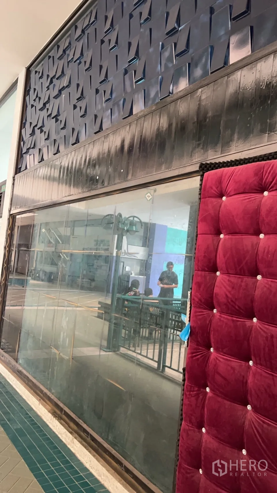 อาคารพาณิชย์ ให้เช่าในHuai Khwang, Bangkok - หน้าร้านกระจกใส พร้อมผนังลายแพทเทิร์นและแผงประตูบุผ้าแดง