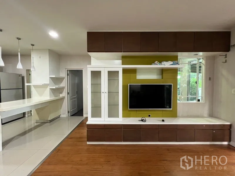 บ้าน ให้เช่าในBang Kapi, Bangkok - พื้นที่นั่งเล่นแบบโอเพ่นพร้อมผนังทีวีบิลท์อิน ตู้เก็บของ และครัวแพนทรีมีไอส์แลนด์