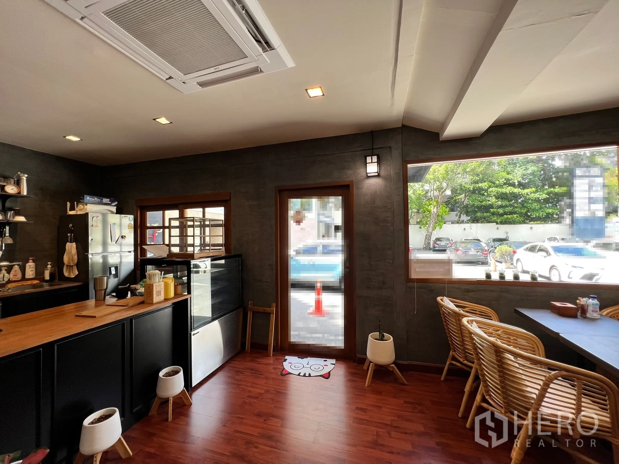 零售空间 出租在Watthana, Bangkok - 明亮室内，入口与落地窗、天花嵌入式空调及服务吧台。