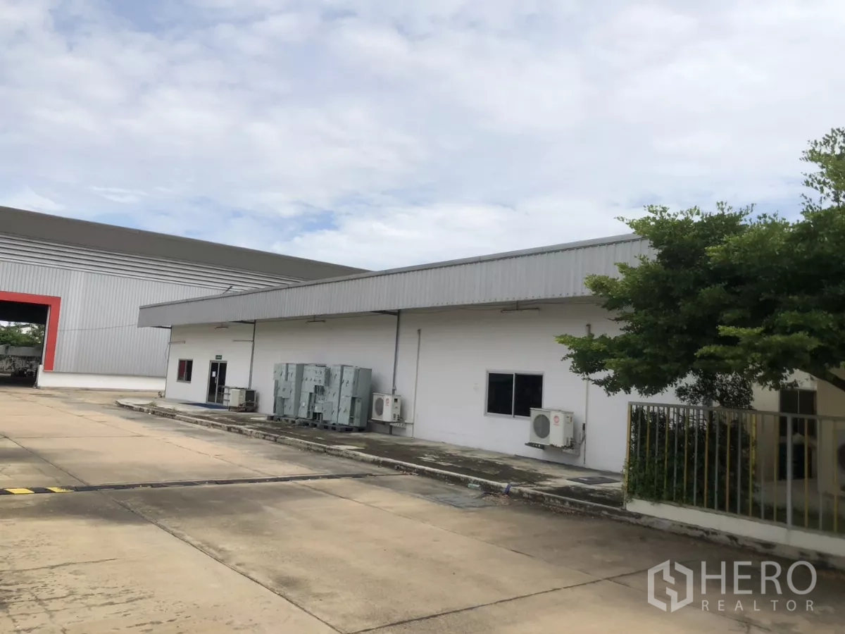 Factory for rent in Mueang Samut Prakan, Samut Prakan - Office and service building beside the main steel-clad warehouse