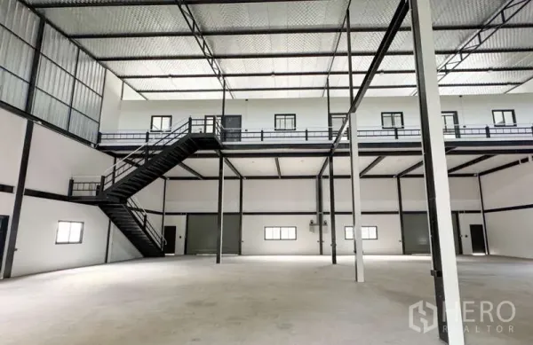 คลังสินค้า ให้เช่าในBang Phli, Samut Prakan - ชั้นลอยพร้อมบันไดเหล็ก ทางเดิน และประตูโหลดสินค้าแบบม้วนหลายจุด