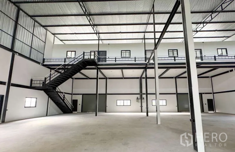 คลังสินค้า ให้เช่าในBang Phli, Samut Prakan - ชั้นลอยพร้อมบันไดเหล็ก ทางเดิน และประตูโหลดสินค้าแบบม้วนหลายจุด