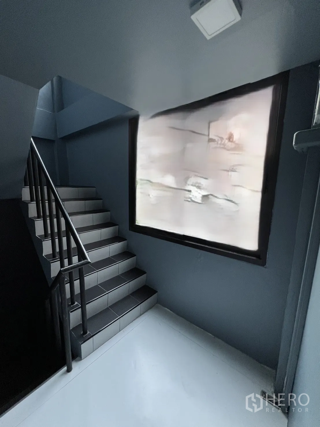 อาคารพาณิชย์ ให้เช่าหรือขายในWatthana, Bangkok - บันไดผนังเทา หน้าต่างบานใหญ่ และขั้นบันไดกระเบื้อง