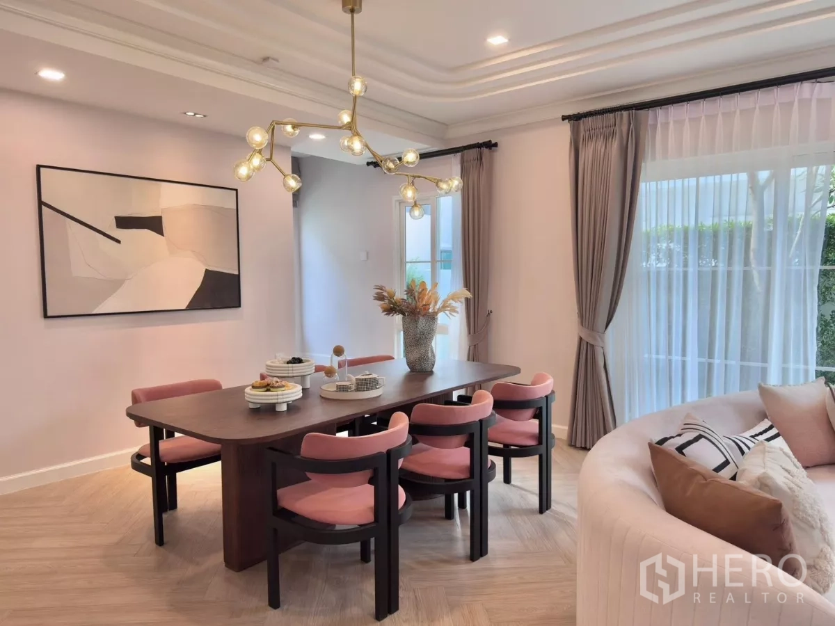 Detached House for rent in Bang Phli, Samut Prakan - Six-seat dining area with modern chandelier and sheer curtains.