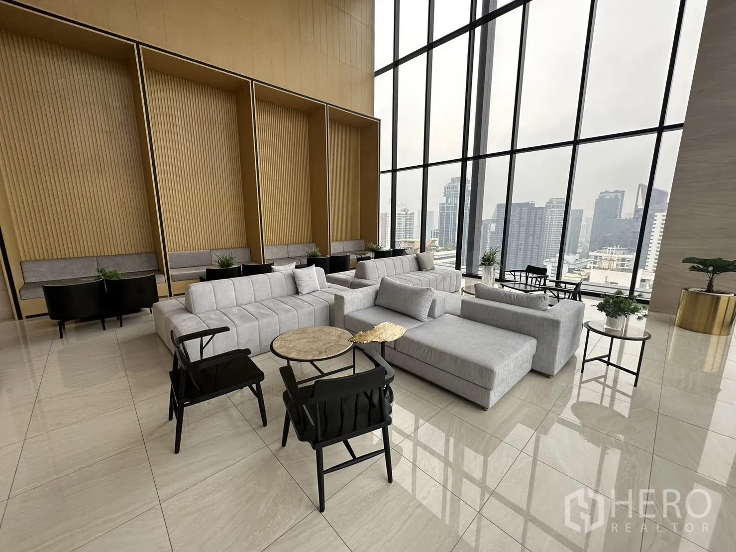 คอนโด ให้เช่าในWatthana, Bangkok - เลานจ์หรู โซฟาเซกชันนัล และกระจกเต็มผนังวิวสกายไลน์