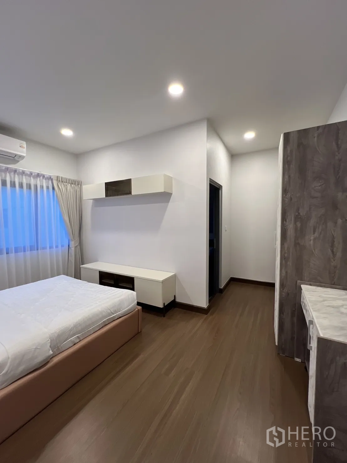 บ้าน ให้เช่าในBang Phli, Samut Prakan - โถงห้องนอนพร้อมโต๊ะเครื่องแป้งบิลท์อินและตู้เสื้อผ้า