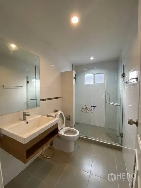 บ้าน ให้เช่าในSuan Luang, Bangkok - ห้องน้ำพร้อมตู้กระจกอาบน้ำบานเลื่อน อ่างล้างหน้าและสุขภัณฑ์สมัยใหม่