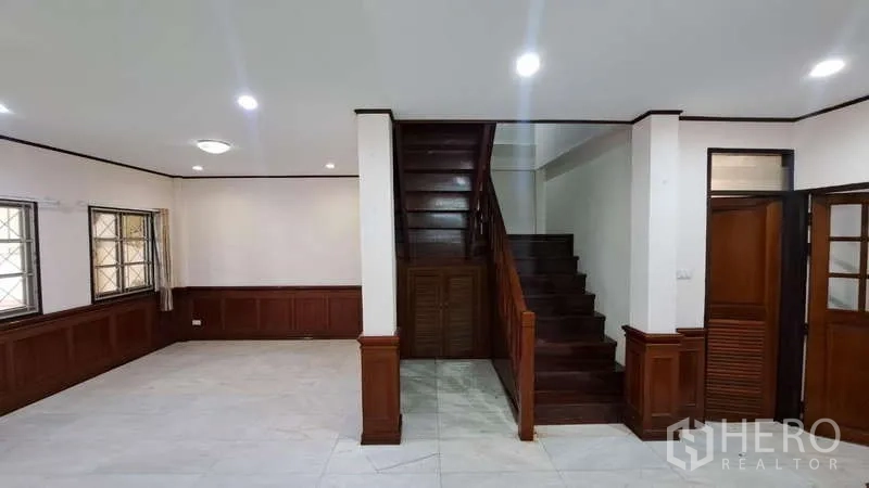 ทาวน์เฮาส์ ให้เช่าในWatthana, Bangkok - มุมมองด้านหน้าทาวน์เฮาส์จากถนน พร้อมระเบียงและต้นไม้