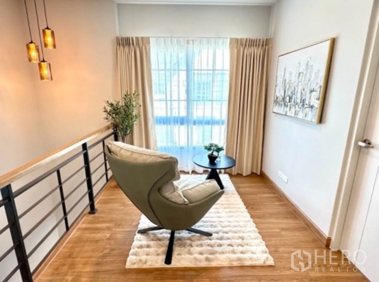 独栋房屋 for rent in Bang Phli, Samut Prakan - 楼上阅读角，有扶手椅、地毯与大窗帘窗。