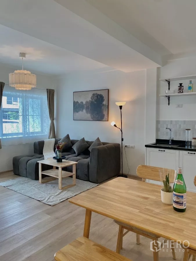 联排别墅 出租在Prawet, Bangkok - 客厅转角沙发，临窗布置。