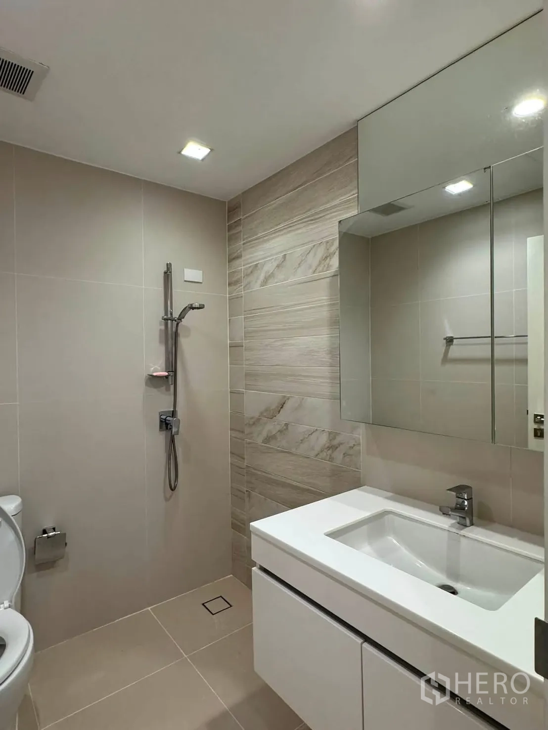 Townhouse for rent in Lat Phrao, Bangkok - Contemporary bathroom with walk-in shower, vanity and toilet.