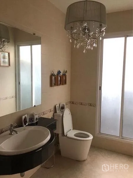 บ้าน ให้เช่าหรือขายในPrawet, Bangkok - ห้องน้ำพร้อมแชนเดอเลียร์ อ่างล้างหน้า กระจกบานใหญ่ และหน้าต่างฝ้าความเป็นส่วนตัว