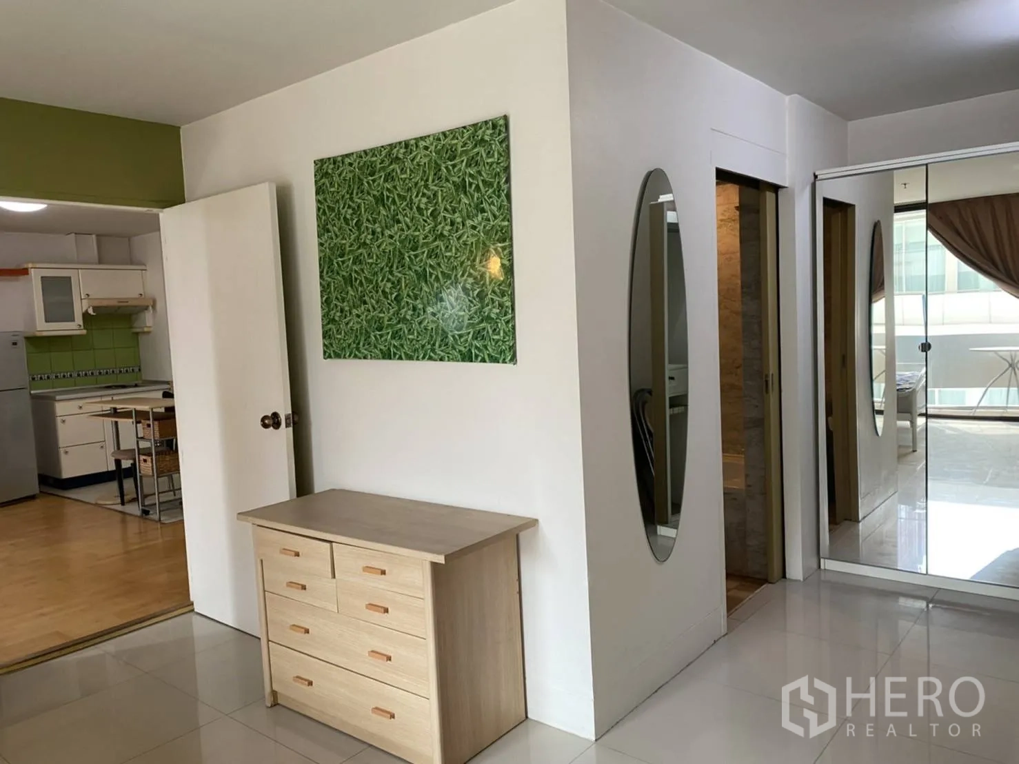 คอนโด ให้เช่าในPathum Wan, Bangkok - โถงสู่ห้องนอนมีตู้เสื้อผ้าบานกระจกและตู้ลิ้นชัก อยู่ข้างครัว