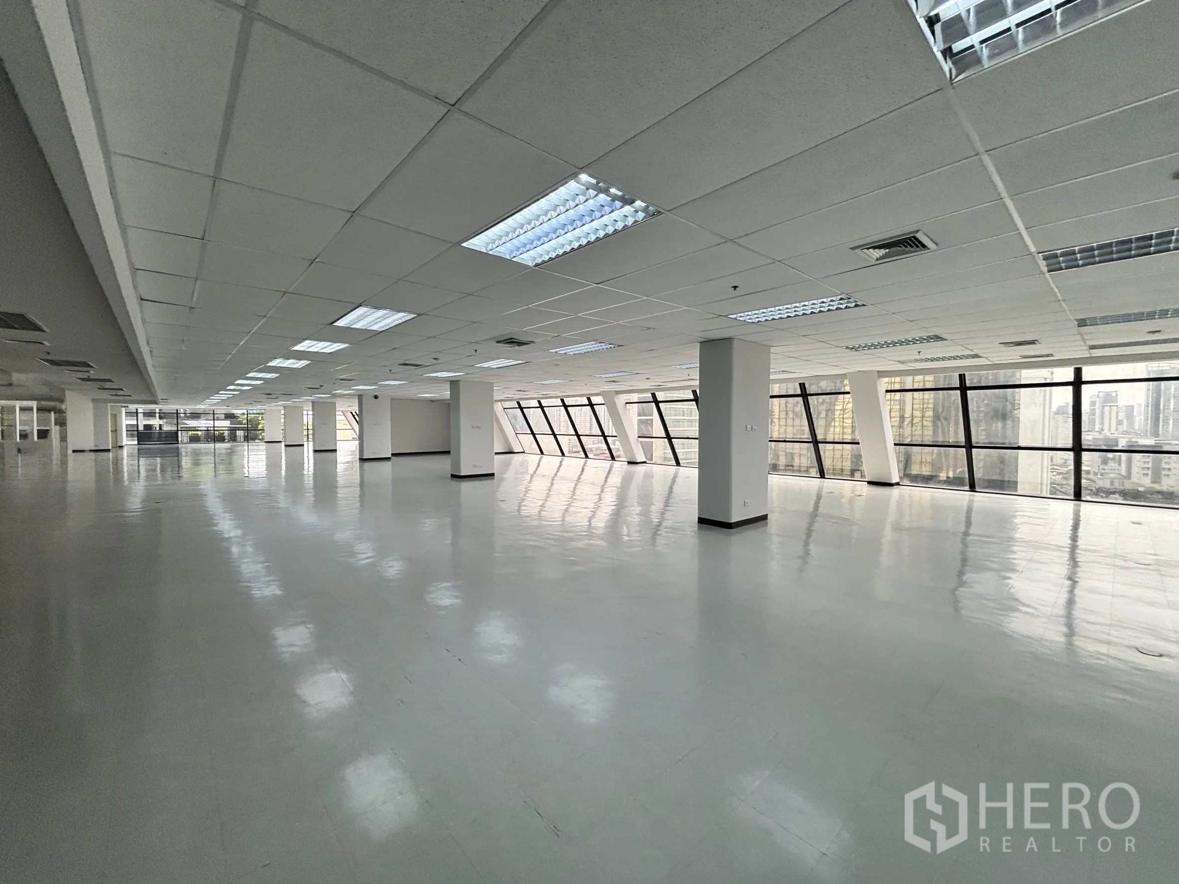 办公室 for rent in Ratchathewi, Bangkok - 大型整层办公室，连续玻璃、结构柱与城市天际线视野一览无遗。