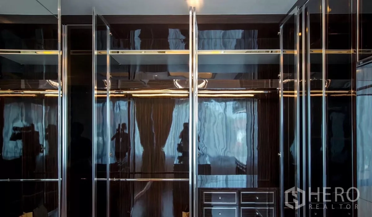 Detached House for rent in Bang Bon, Bangkok - Open wardrobe system with shelves, hanging rails and drawers.