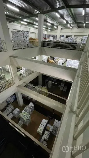 คลังสินค้า ให้เช่าหรือขายในBangkok Yai, Bangkok - พื้นที่เก็บสินค้าหลายชั้น เพดานสูง มองจากชั้นลอยเห็นสินค้ากองเรียง