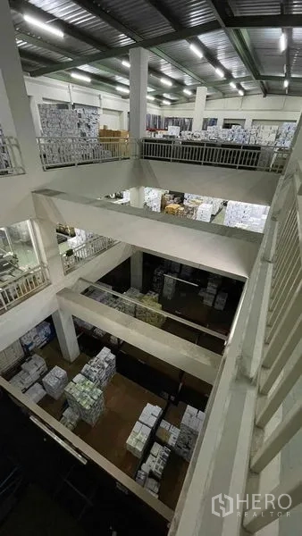 คลังสินค้า ให้เช่าหรือขายในBangkok Yai, Bangkok - พื้นที่เก็บสินค้าหลายชั้น เพดานสูง มองจากชั้นลอยเห็นสินค้ากองเรียง