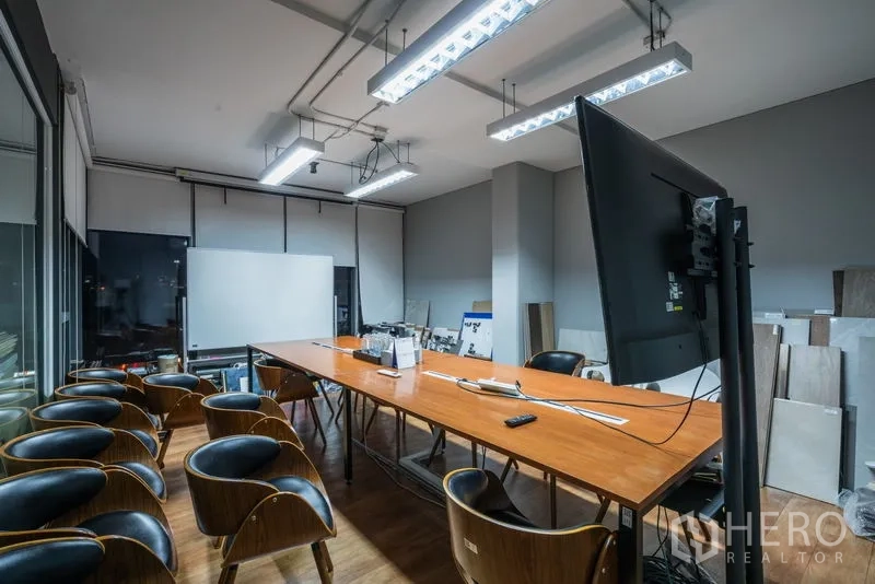 สำนักงาน ให้เช่า - ห้องประชุมโต๊ะยาว เก้าอี้ครบ พร้อมไวท์บอร์ดและจอแสดงผลขนาดใหญ่