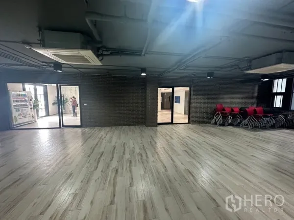 พื้นที่ขายปลีก ให้เช่าในBang Phli, Samut Prakan - ห้องโถงเอนกประสงค์พื้นลายไม้ ผนังก่ออิฐ พร้อมประตูกระจก