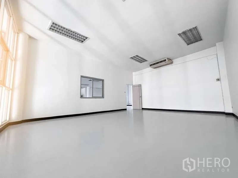 展厅 出租或出售在Bangkok Yai, Bangkok - 宽敞明亮的房间，大窗、格栅灯与壁挂空调。