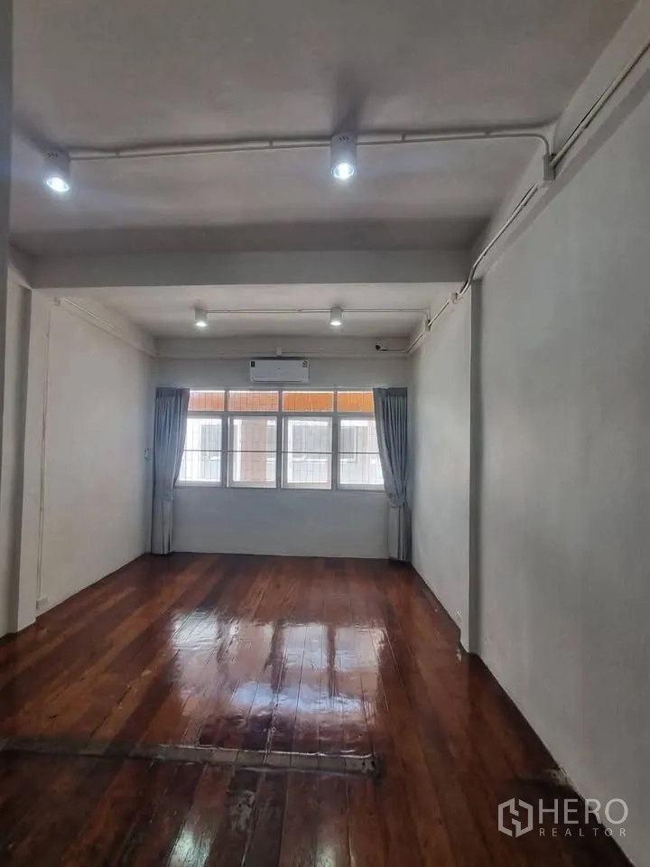 ตึกแถว for rent in Phra Khanong, Bangkok - ห้องสว่างพื้นไม้ หน้าต่างบานใหญ่พร้อมผ้าม่านและไฟเพดานสปอตไลต์.