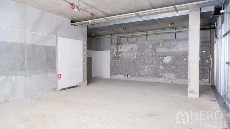 零售空间 出租在Watthana, Bangkok - 壳体阶段零售内饰，高挑天花、管线外露、面积充足。