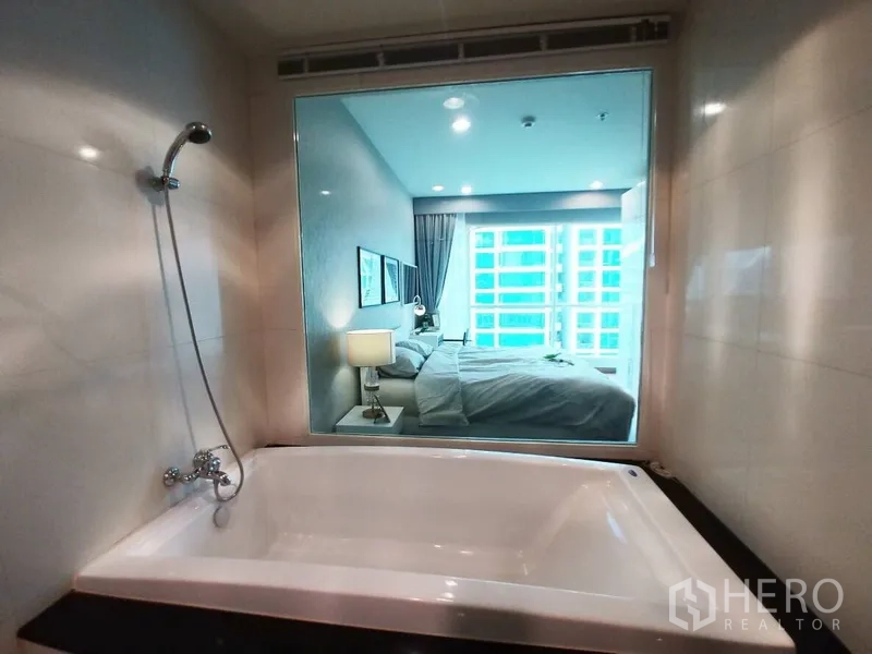 คอนโด ให้เช่าในPathum Wan, Bangkok - ห้องน้ำทันสมัย อ่างอาบน้ำขนาดใหญ่ พร้อมช่องกระจกมองเข้าห้องนอนหลัก