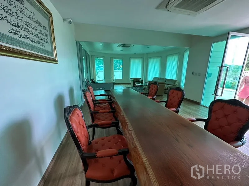 สำนักงาน ให้เช่าในPathum Thani - มุมห้องประชุม มองไปทางทางเข้า โต๊ะไม้ท่อนยาวพร้อมที่นั่ง