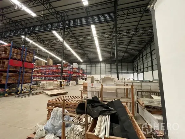 คลังสินค้า ให้เช่าในLat Krabang, Bangkok - โซนเก็บสินค้ากว้าง หลังคาช่วงเสากว้าง พร้อมชั้นวางและพื้นที่โล่ง.