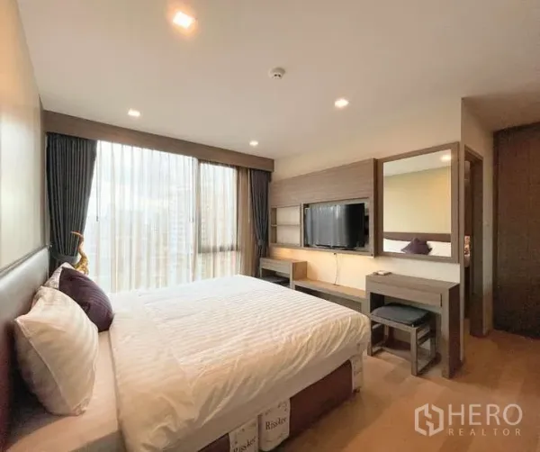 公寓 出租 - 温馨卧室，整面窗帘、电视与梳妆台