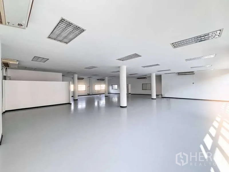 展厅 出租或出售在Bangkok Yai, Bangkok - 宽敞的开放式楼层，白色立柱、网格灯与侧窗。