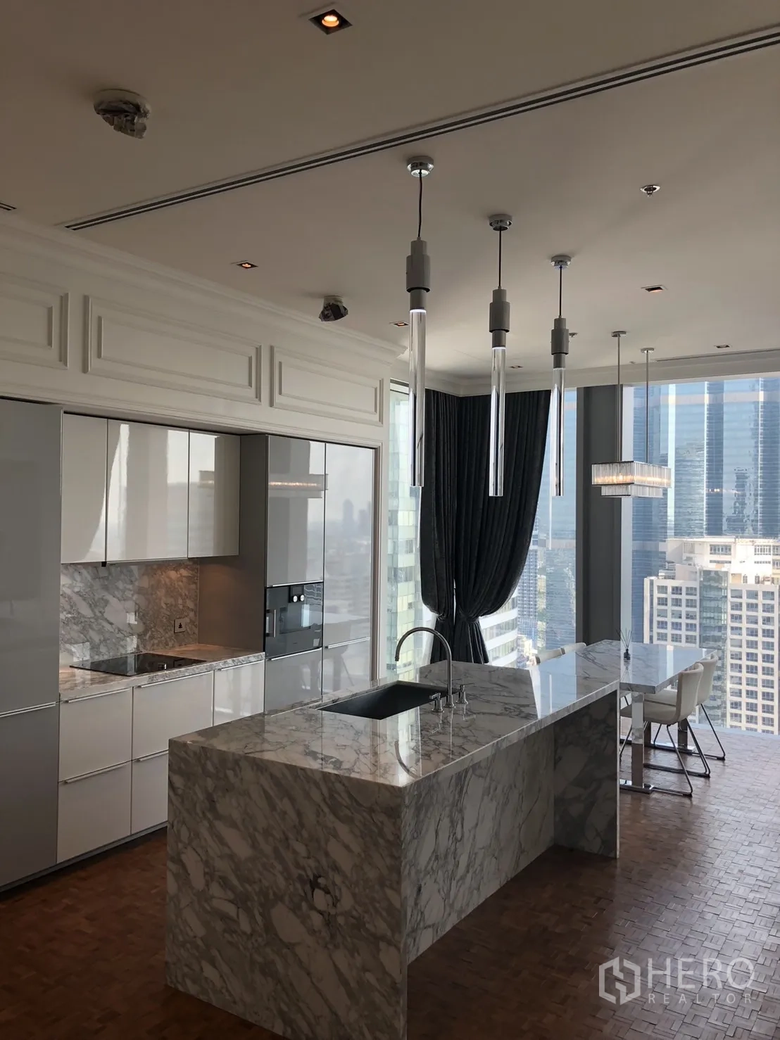 คอนโด ให้เช่าในBang Rak, Bangkok - ห้องครัวสไตล์โมเดิร์น ไอส์แลนด์หินอ่อนและมุมทานอาหารข้างหน้าต่างพาโนรามา