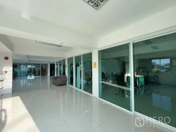 คลังสินค้า ให้เช่าหรือขายในNonthaburi - โถงสำนักงานกว้าง มีห้องประชุมกระจกเต็มบานและมุมที่นั่ง