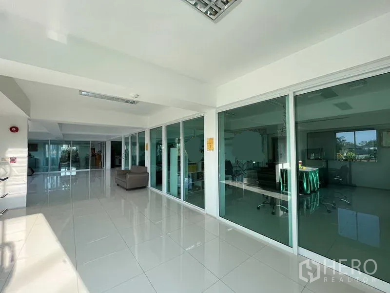 คลังสินค้า ให้เช่าหรือขายในNonthaburi - โถงสำนักงานกว้าง มีห้องประชุมกระจกเต็มบานและมุมที่นั่ง