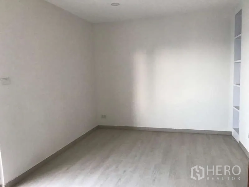 คอนโด ขายในWatthana, Bangkok - ห้องนอนสว่าง พื้นโทนอ่อน พร้อมชั้นบิวท์อินริมผนัง