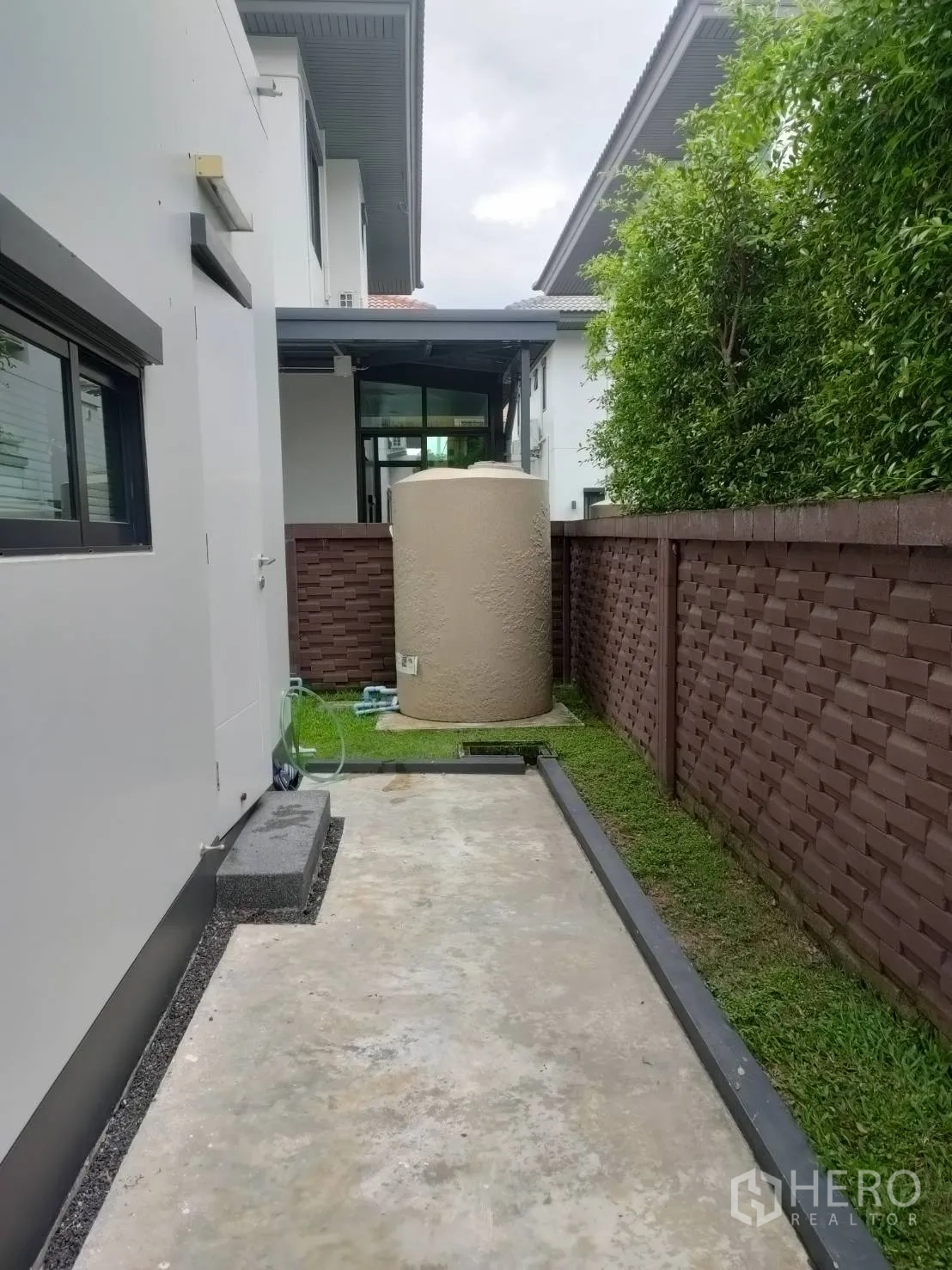 บ้าน ให้เช่าหรือขายในLam Luk Ka, Pathum Thani - พื้นที่ซักล้างข้างบ้าน พื้นคอนกรีต แทงก์น้ำ และรั้วสูง