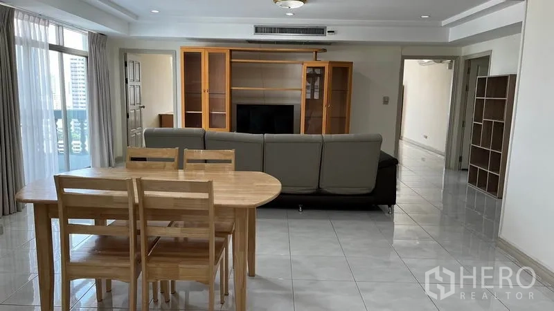 คอนโด ให้เช่าในWatthana, Bangkok - มุมมองจากโต๊ะอาหารไปยังโซนรับแขก ผนังวางทีวีและประตูออกสู่ระเบียง