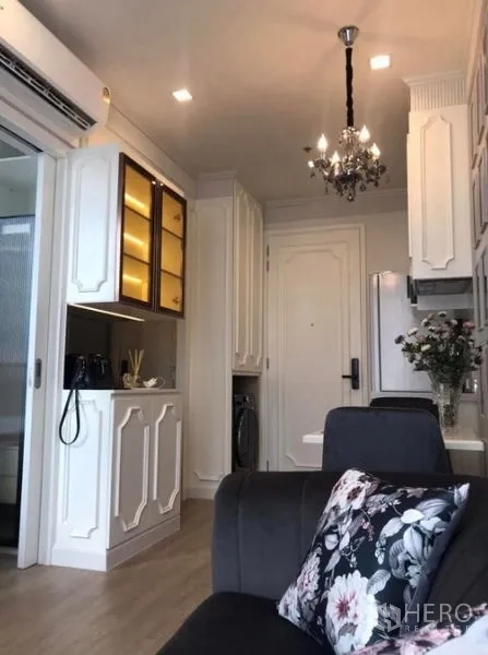 คอนโด ให้เช่าในWatthana, Bangkok - โซนพักผ่อนและแพนทรี่ดีไซน์คลาสสิกตู้สีขาว พร้อมโคมระย้า