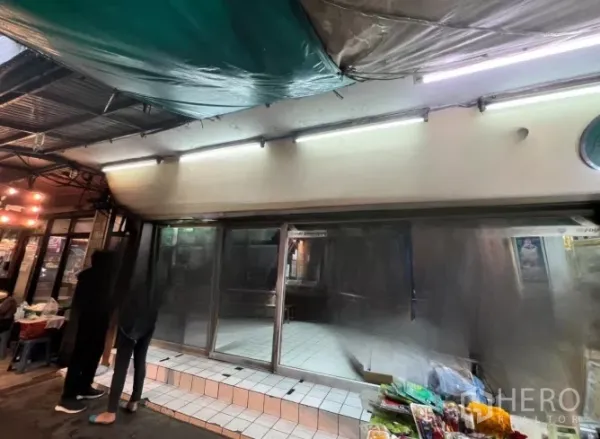 店屋 出租在Watthana, Bangkok - 一层玻璃临街面，推拉门与台阶瓷砖入口