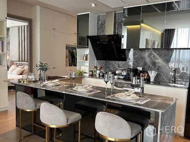 公寓 出售在Khlong Toei, Bangkok - 时尚中岛吧台，配吧椅与不锈钢电器。