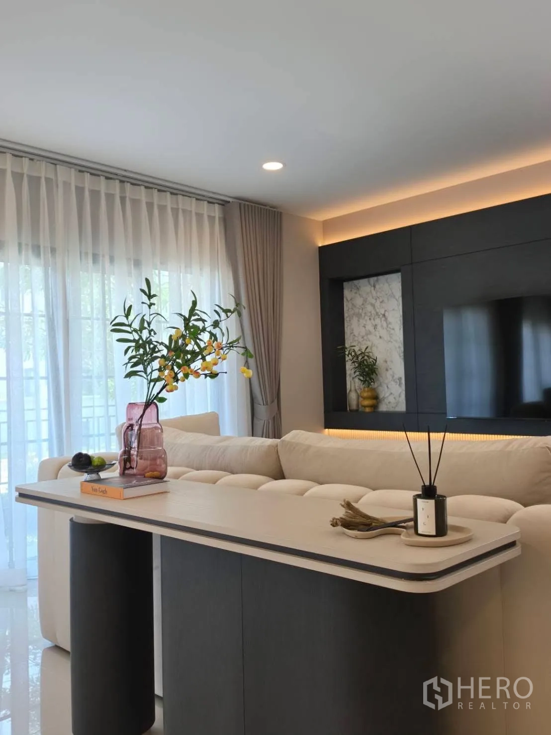 独栋房屋 for rent in Bang Phli, Samut Prakan - 沙发后置桌，面向落地窗与电视墙