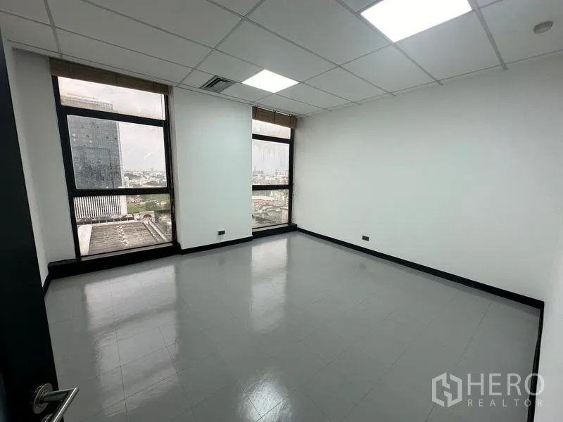 办公空间 出租 - 独立办公室，两扇高窗，城市天际线景观