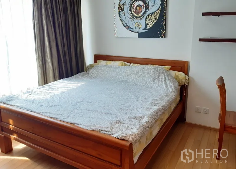 คอนโด ให้เช่าในKhlong Toei, Bangkok - ห้องนอนอบอุ่น เตียงไม้ขนาดใหญ่ พร้อมภาพแขวนและม่านสูงจรดเพดาน