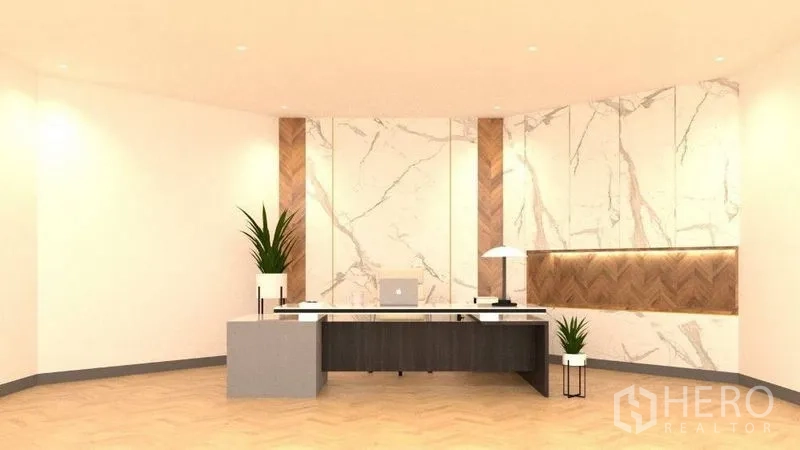 独立式住宅 出租在Lat Phrao, Bangkok - 时尚的接待区或家庭办公室，带大理石与人字拼木饰墙、长书桌和绿植。