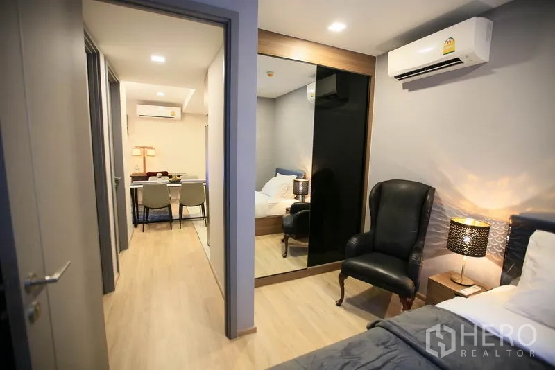 คอนโด ให้เช่าหรือขายในWatthana, Bangkok - มุมมองจากห้องนอนเล็กไปทางโถง มีตู้เสื้อผ้าบานกระจกและเครื่องปรับอากาศ