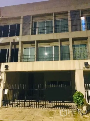 ทาวน์เฮาส์ ให้เช่าในSuan Luang, Bangkok - ด้านหน้าทาวน์เฮ้าส์ Noble Cube Suan Luang แบบหลายชั้น พร้อมรั้วและที่จอดรถตอนกลางคืน