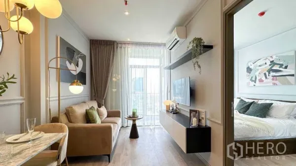 คอนโด ให้เช่าในWatthana, Bangkok - ห้องนั่งเล่นอบอุ่น ทีวีกำแพง แอร์ และทางเข้าห้องนอนข้างหน้าต่างแบบฟูลไฮท์